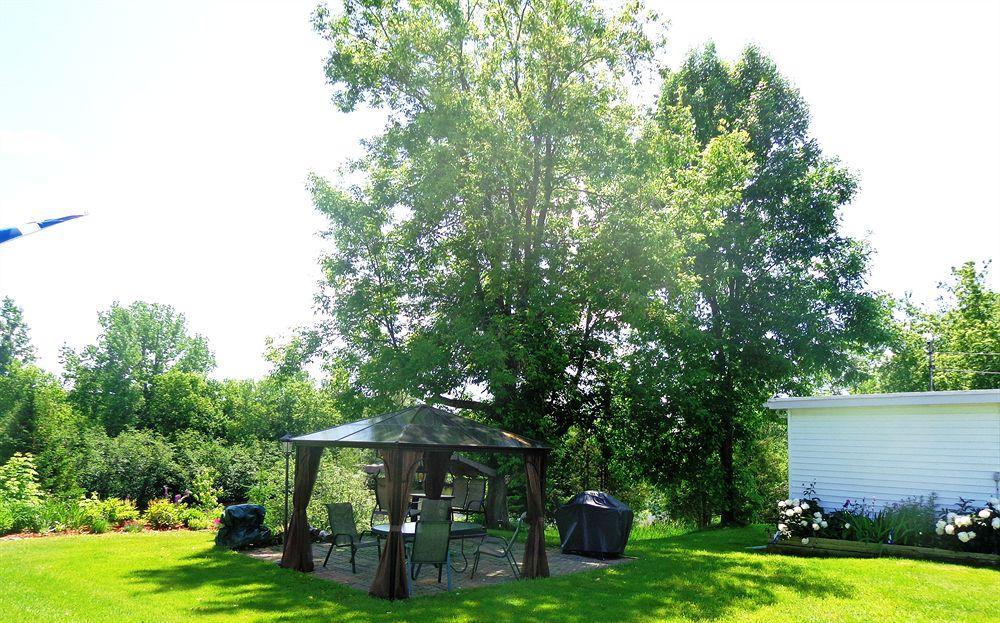 Motel Des Deux Lacs Waterloo Exteriör bild