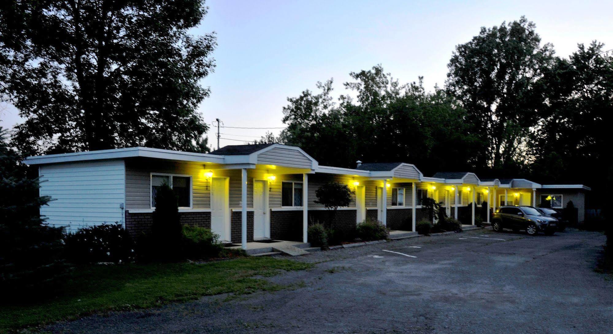 Motel Des Deux Lacs Waterloo Exteriör bild