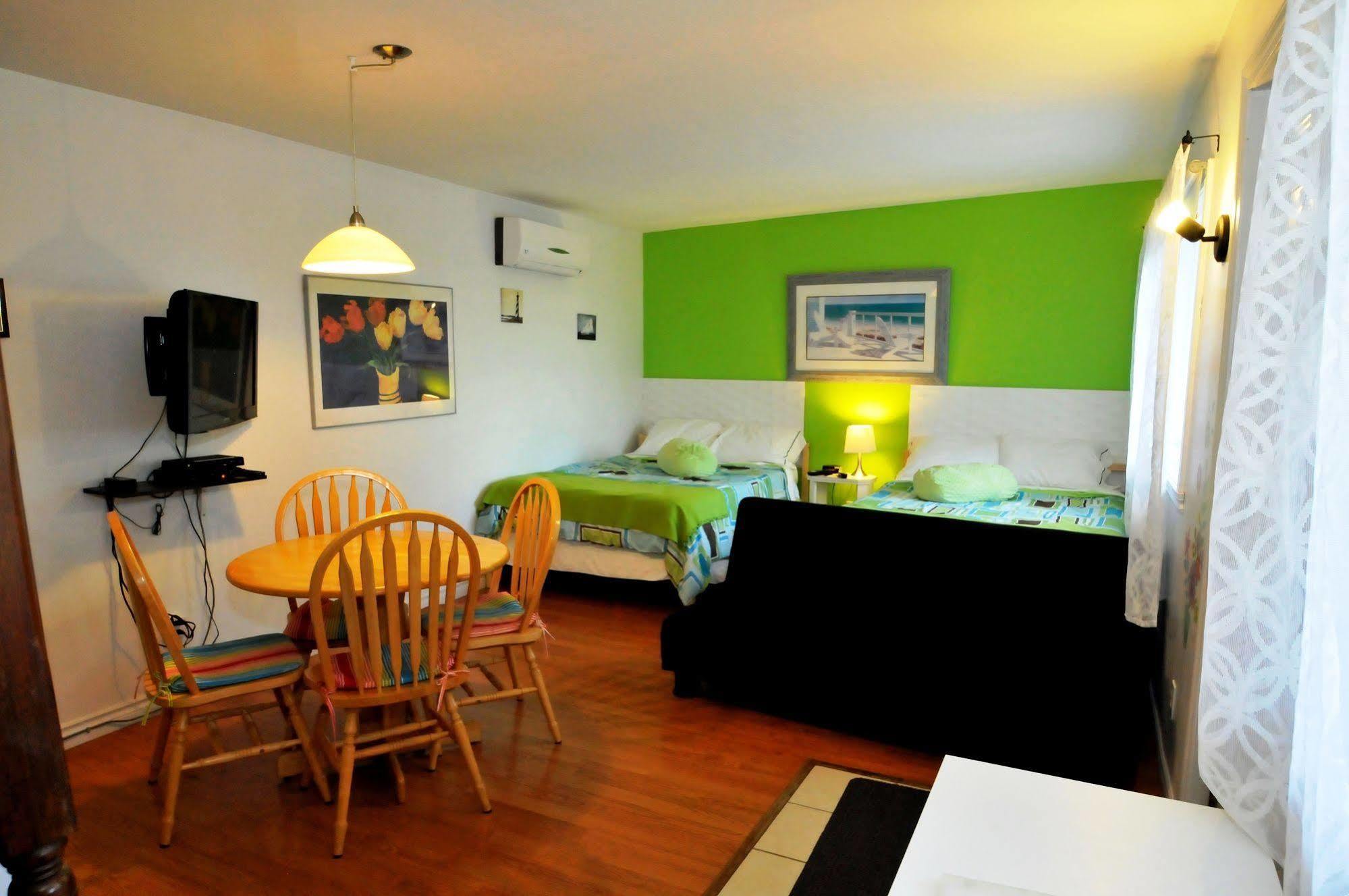 Motel Des Deux Lacs Waterloo Exteriör bild