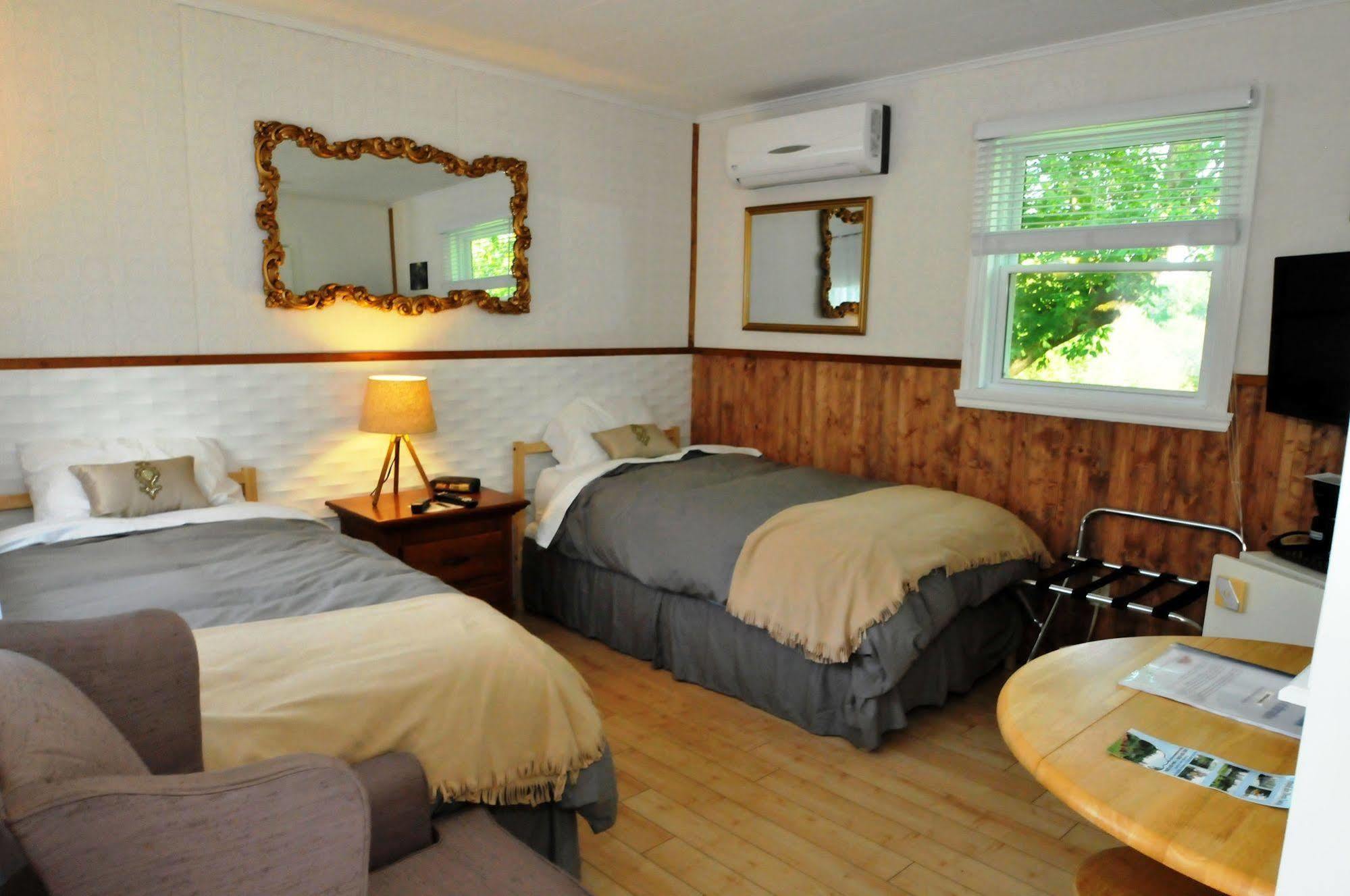 Motel Des Deux Lacs Waterloo Exteriör bild